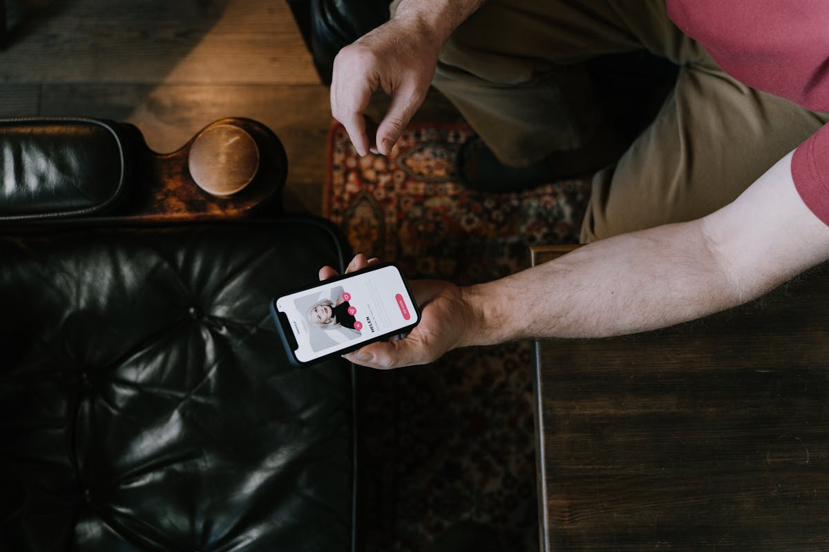 how to fake location on hinge